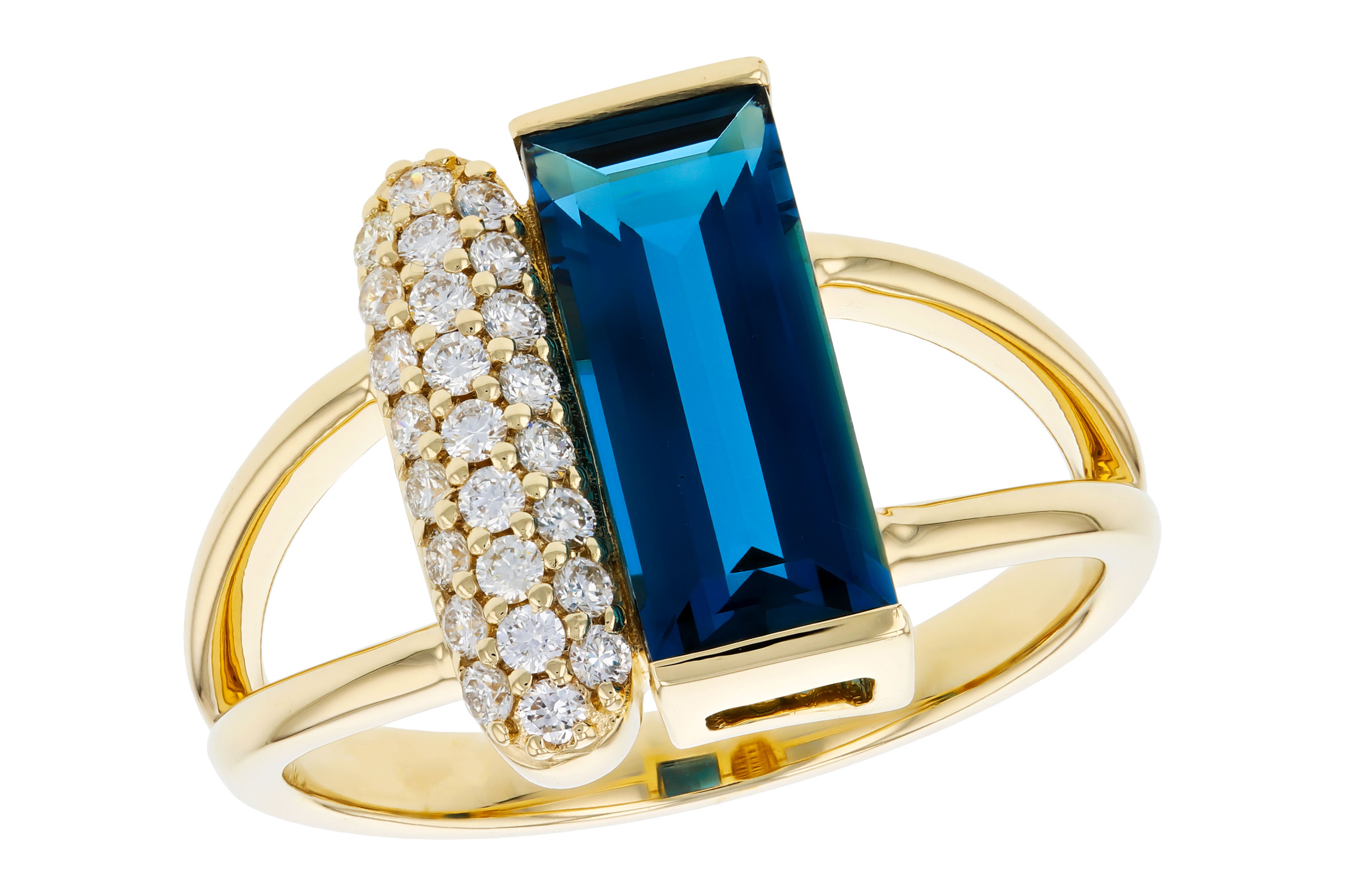 L303-29476: LDS RG 2.67 LONDON BLUE TOPAZ 2.92 TGW (12x5MM BT)